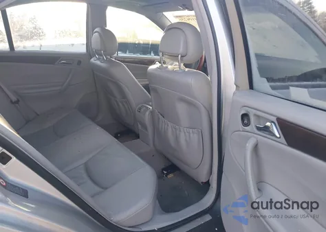 2001 Mercedes-Benz C 240 z USA, uszkodzony, nr VIN WDBRF61J61F080966